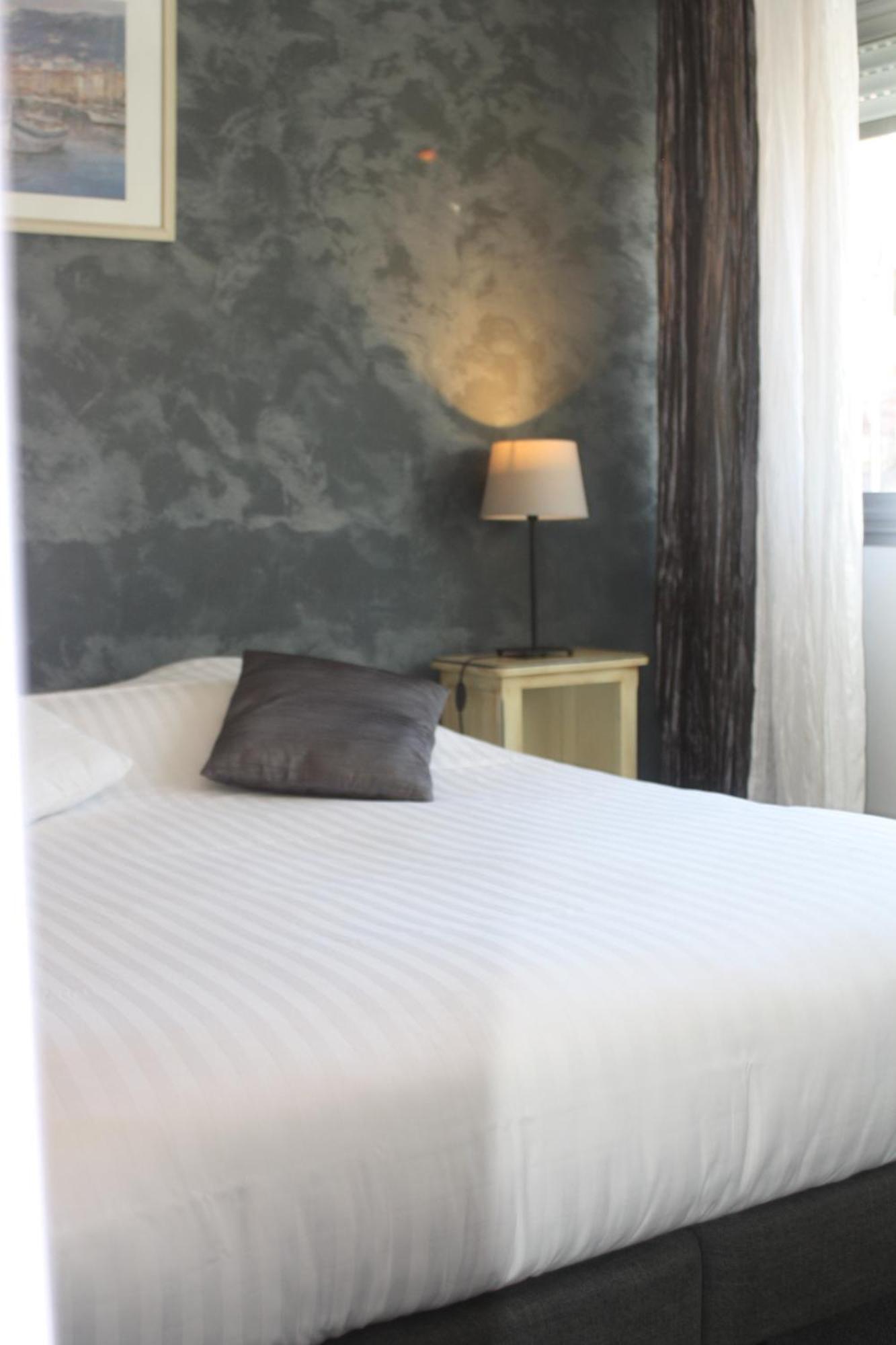 Logis Hotel Du Midi ซาลง-เดอ-โพรวองซ์ ภายนอก รูปภาพ